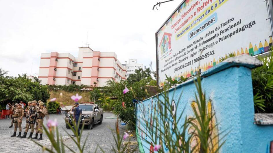 Outras cinco crianças ficaram feridas no ataque (Foto: Tiago Ghizoni/Diário Catarinense)