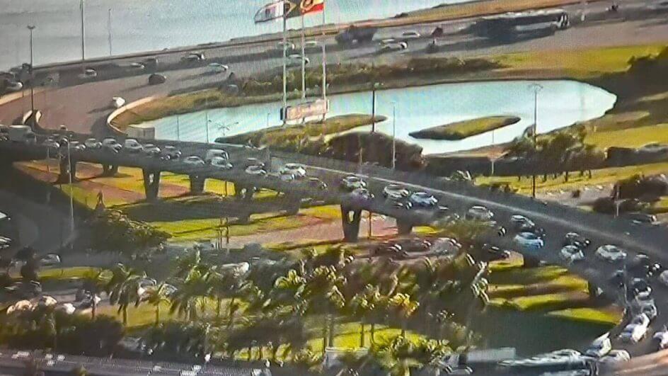 Caminhão tombado na saída da Ilha travou Florianópolis (Foto: Reprodução)