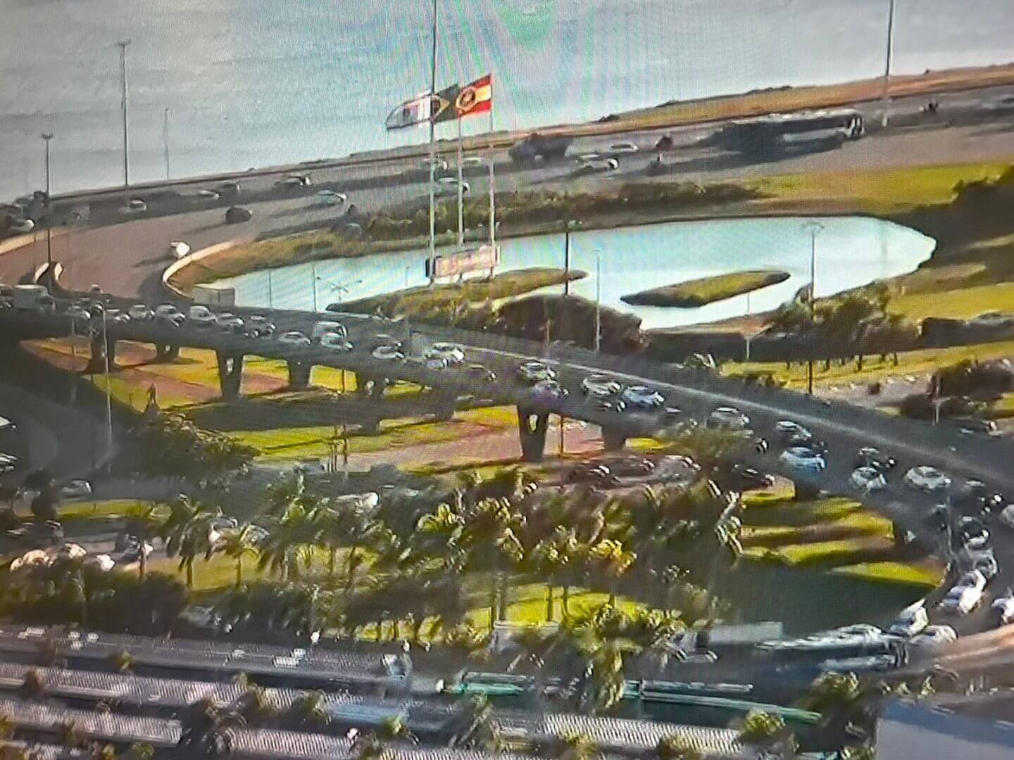 Caminhão tombado na saída da Ilha travou Florianópolis (Foto: Reprodução)
