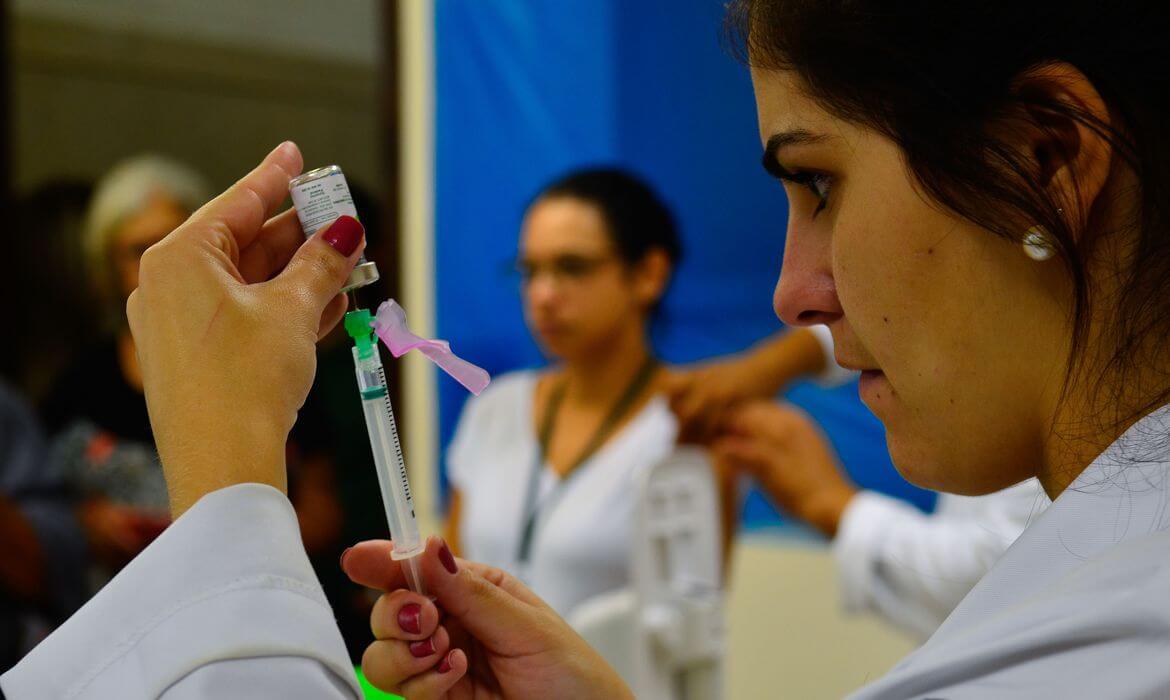 Campanha de vacinação contra a gripe começa na segunda (10) e segue até maio (Foto: Rovena Rosa, Agência Brasil)