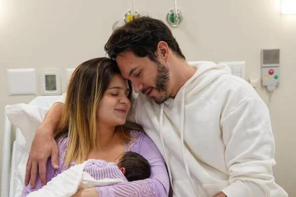 Viih Tube e Eliezer postaram foto com a filha Lua (Foto: Instagram, reprodução)