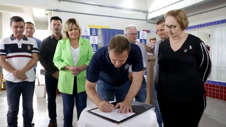 Adriano Silva e Tânia Eberhardt em evento de autorização de construção de posto no Morro do Meio