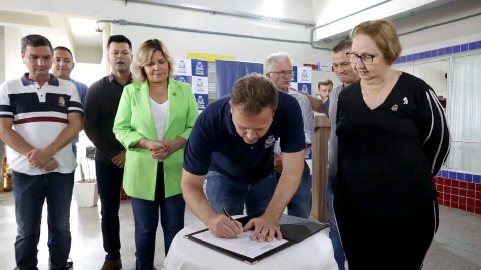 Adriano Silva e Tânia Eberhardt em evento de autorização de construção de posto no Morro do Meio