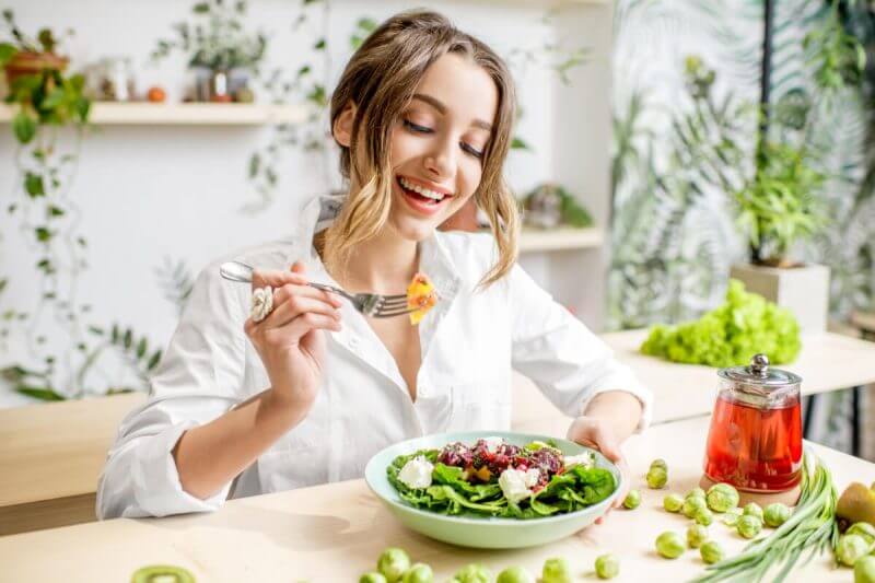 Mulher jovem comendo comida saudável