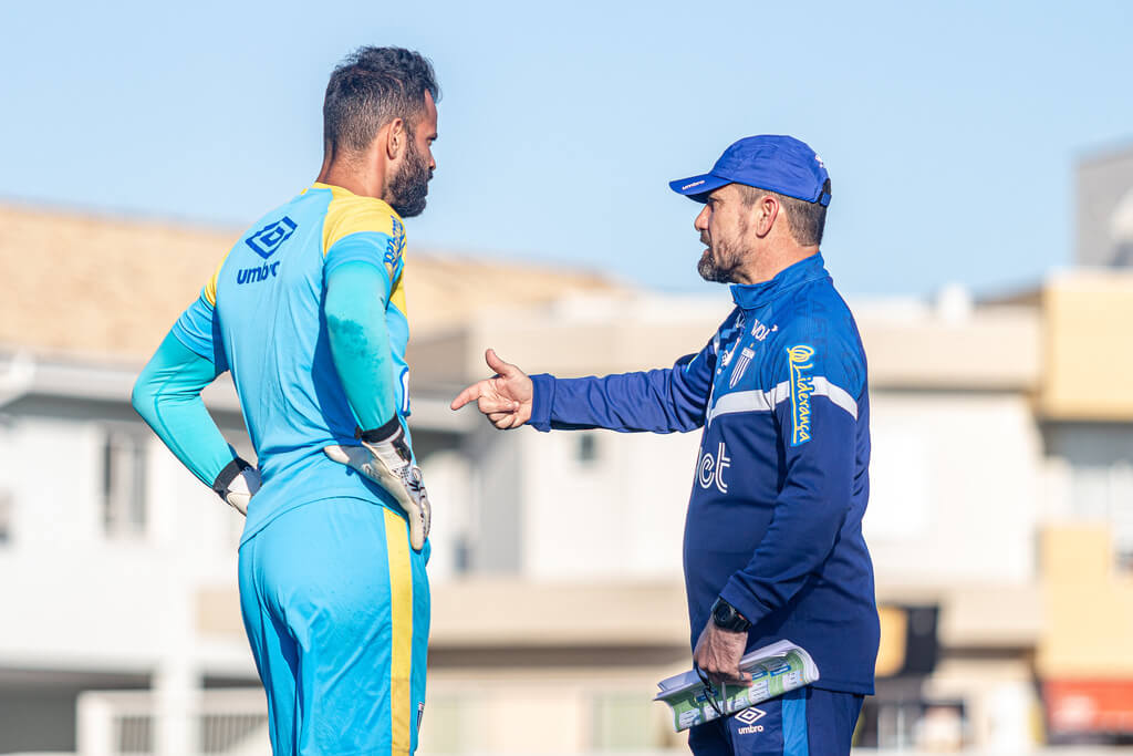 Técnico Gustavo Morínigo traz novas ideias para o comando do Avaí