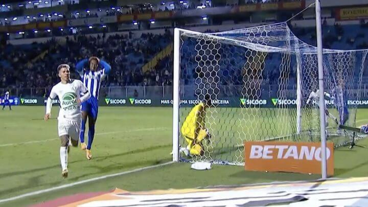 Bruno Nazário fez o terceiro gol da Chapecoense para desespero do zagueiro Roberto, que havia errado o passe