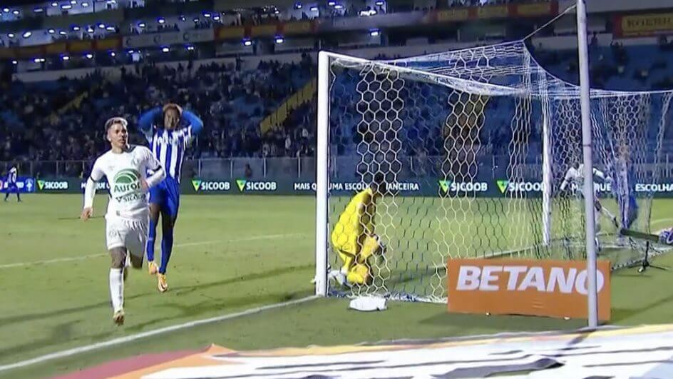 Bruno Nazário fez o terceiro gol da Chapecoense para desespero do zagueiro Roberto, que havia errado o passe