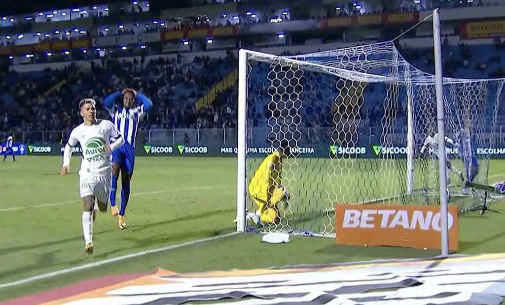 Bruno Nazário fez o terceiro gol da Chapecoense para desespero do zagueiro Roberto, que havia errado o passe