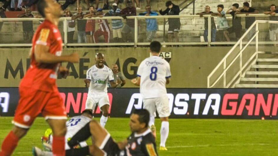 Eduardo comemora o gol que deu a vitória ao Avaí em Minas Gerais