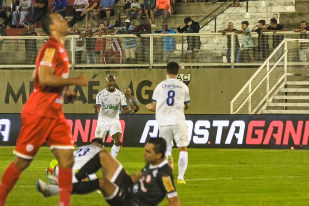 Eduardo comemora o gol que deu a vitória ao Avaí em Minas Gerais