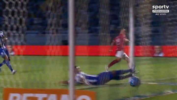 Caio Dantas fez dois gols na vitória do Vila Nova dentro da Ressacada