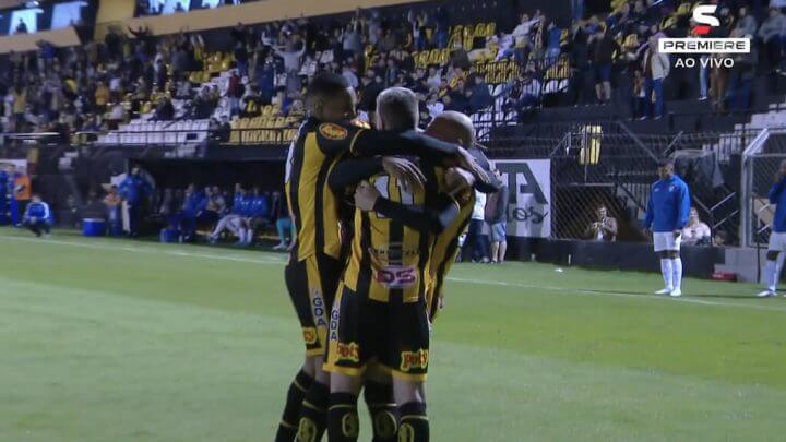 Jogadores do Novorizontino comemoram primeiro gol no início do segundo tempo