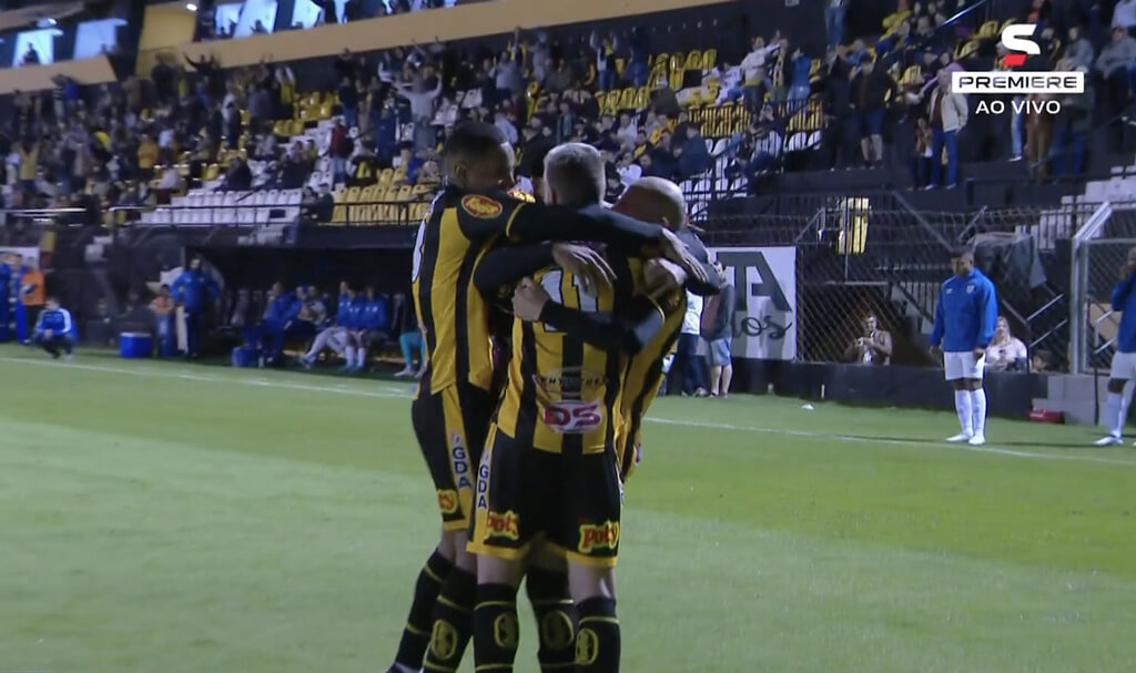 Jogadores do Novorizontino comemoram primeiro gol no início do segundo tempo