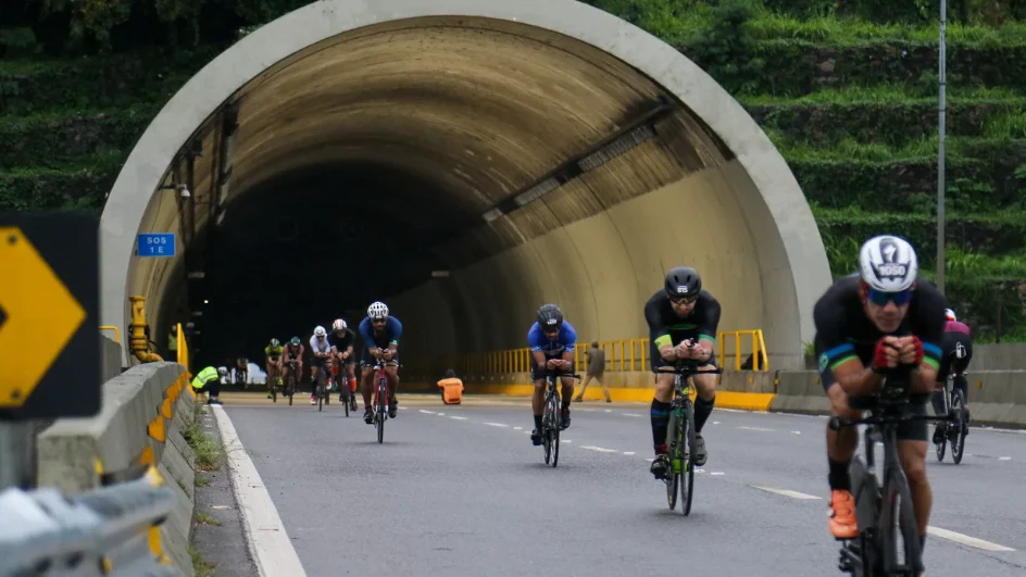 Ciclistas participam de etapa da corrida no túnel Antonieta de Barros (Foto: Unlimited Sports/Divulgação)