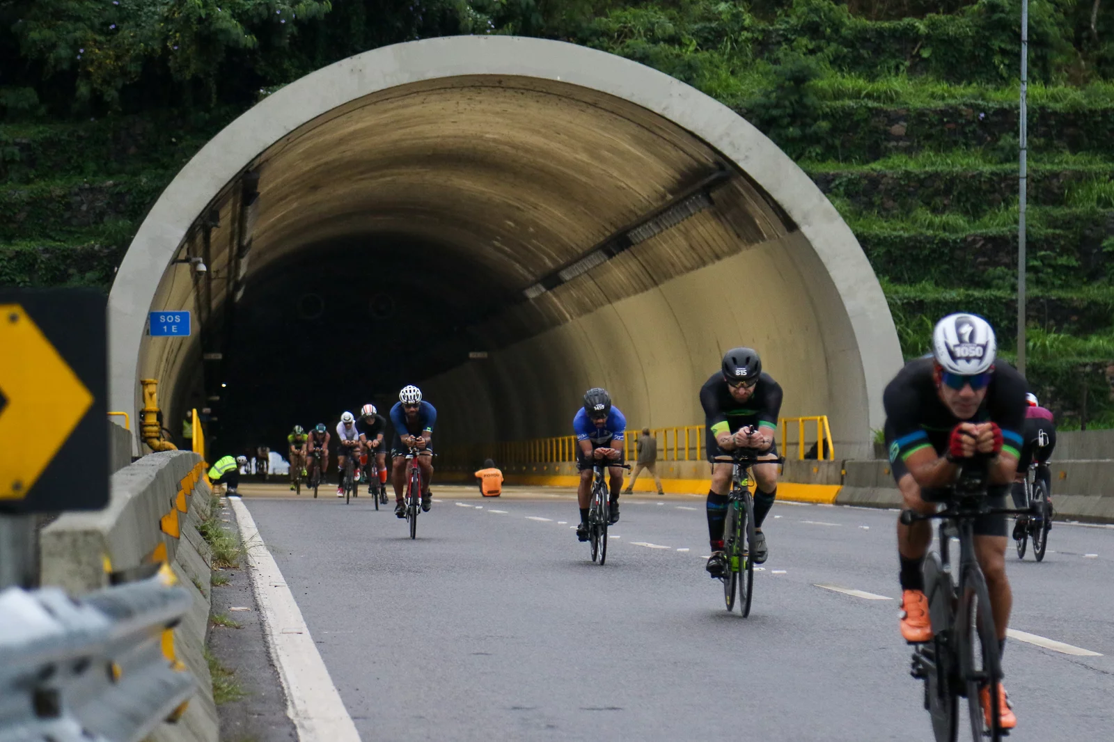 Ciclistas participam de etapa da corrida no túnel Antonieta de Barros (Foto: Unlimited Sports/Divulgação)