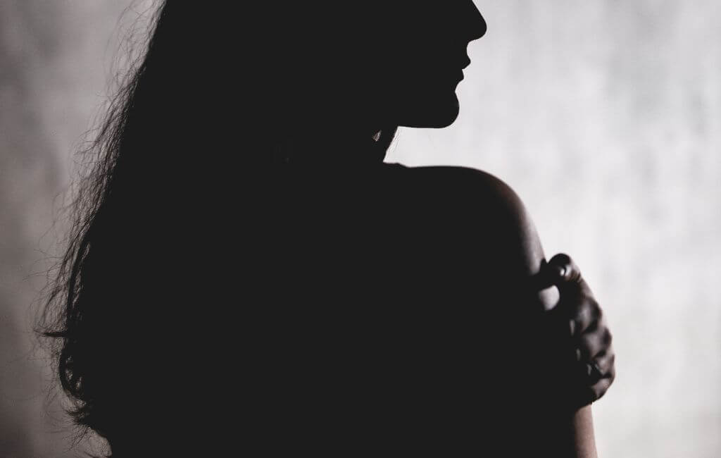 Foto mostra silhueta de corpo feminino, que poderia ser aplicada no golpe dos nudes