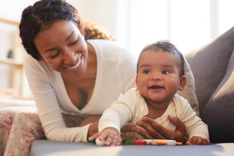 Mãe brincando com seu bebê