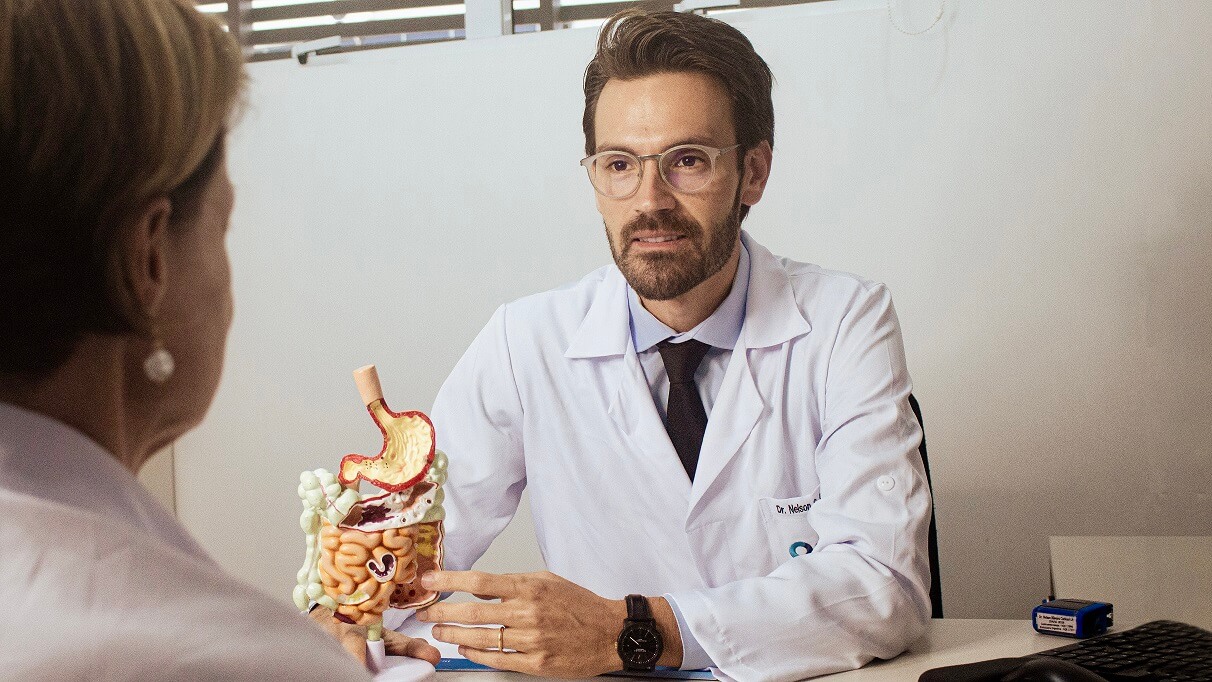 Nelson Cathcart Jr é médico gastroenterologista.