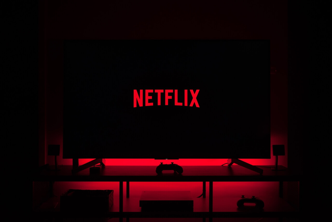 Netflix, que terá cobrança extra, na TV de uma sala