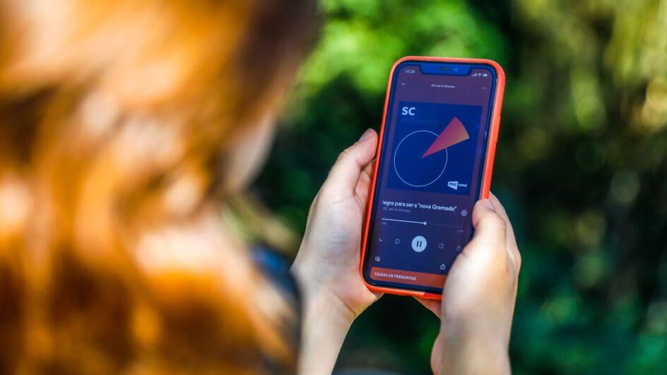 Ouvinte escutando o podcast SC em 5 minutos