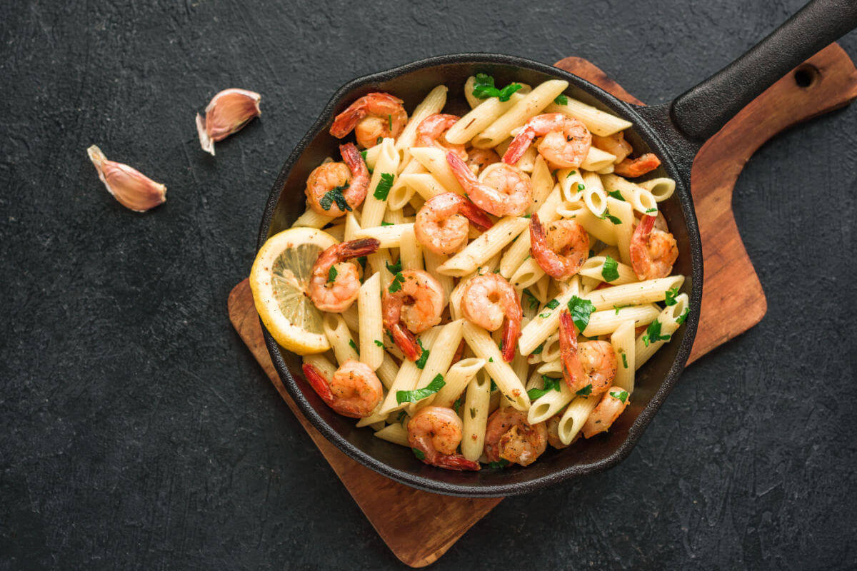 Penne com camarão e limão