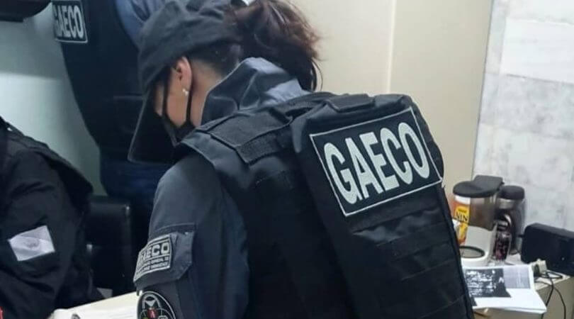 Policial mulher do Gaeco de costas