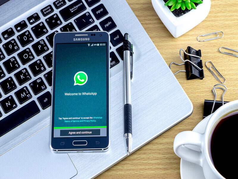 Celular com WhatsApp em cima de um notebook