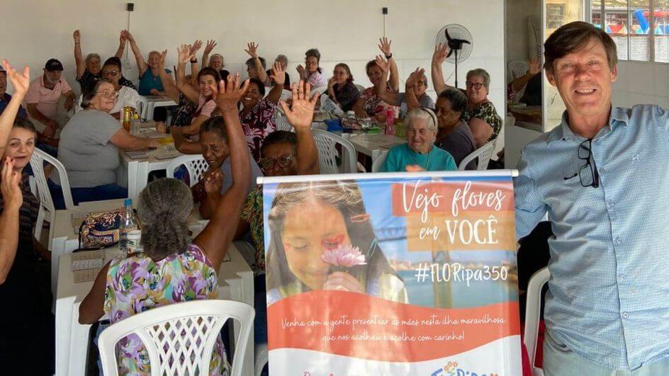 coordenador da ação divulgando o projeto em uma associação beneficente