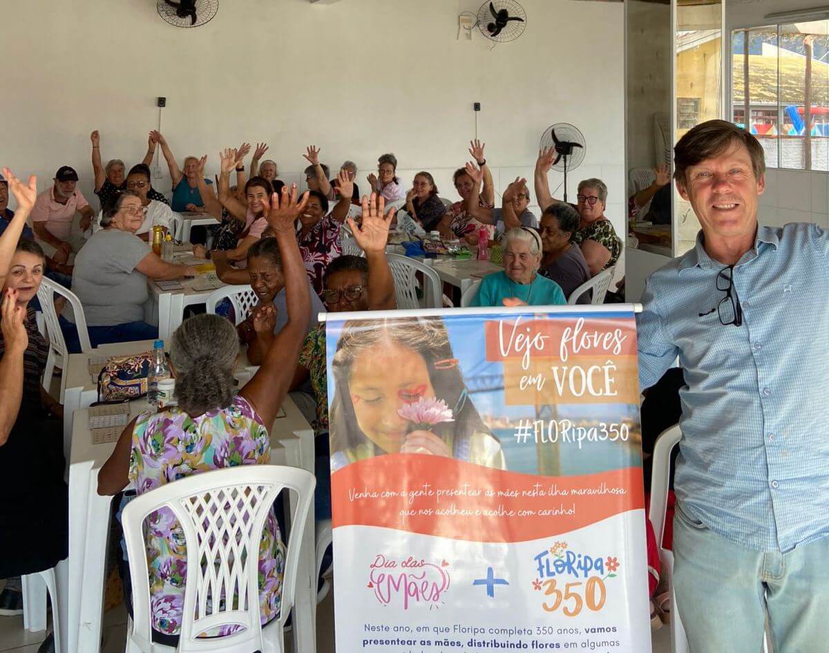 coordenador da ação divulgando o projeto em uma associação beneficente