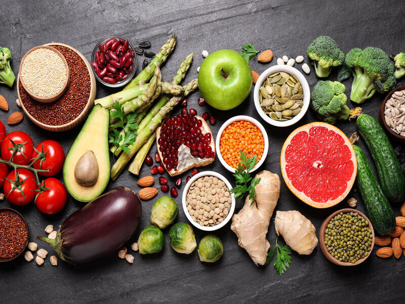 Mesa de madeira com alimentos detox