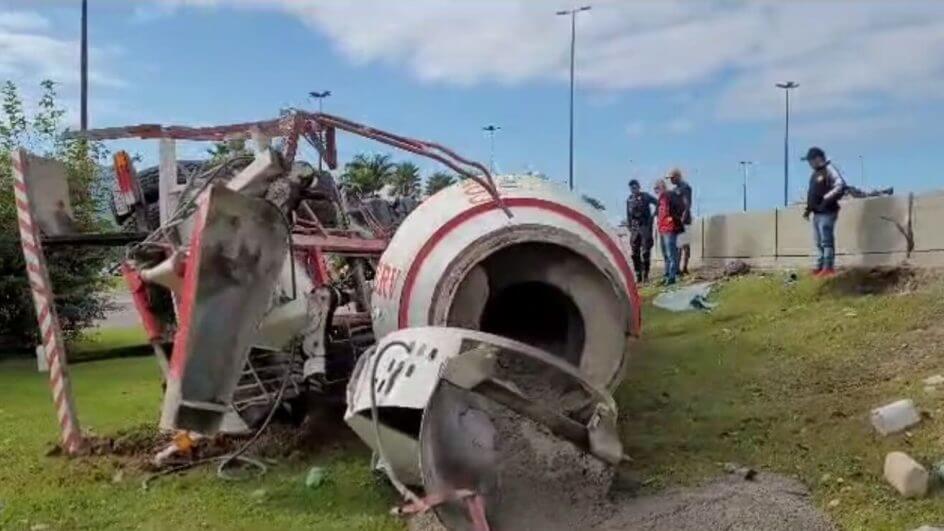 caminhão tomba e vai parar no canteiro