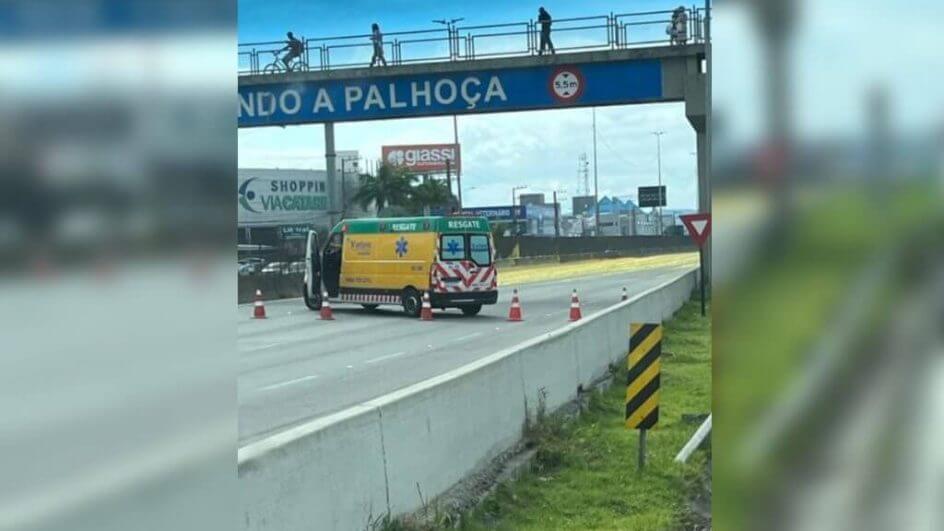 Equipes trabalham na limpeza da pista (Foto: Redes sociais)