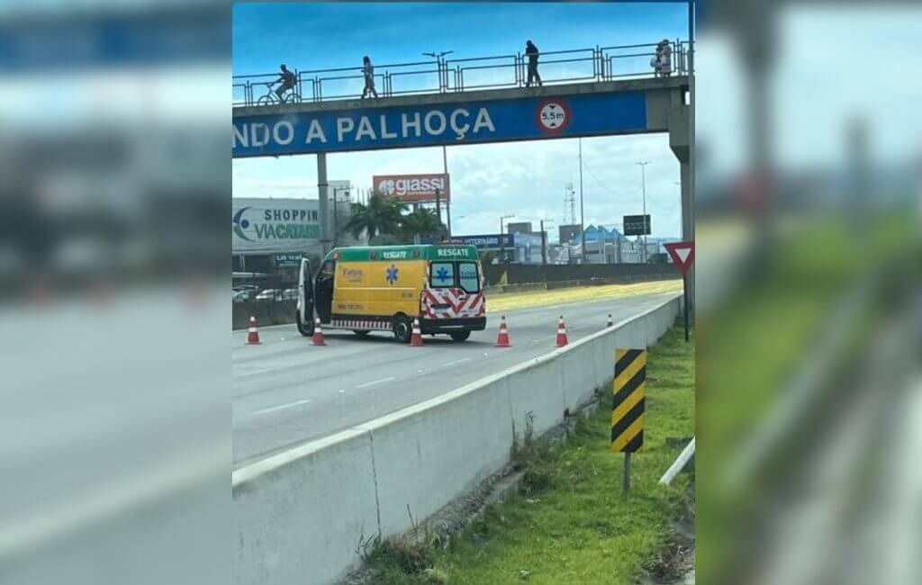 Equipes trabalham na limpeza da pista (Foto: Redes sociais)