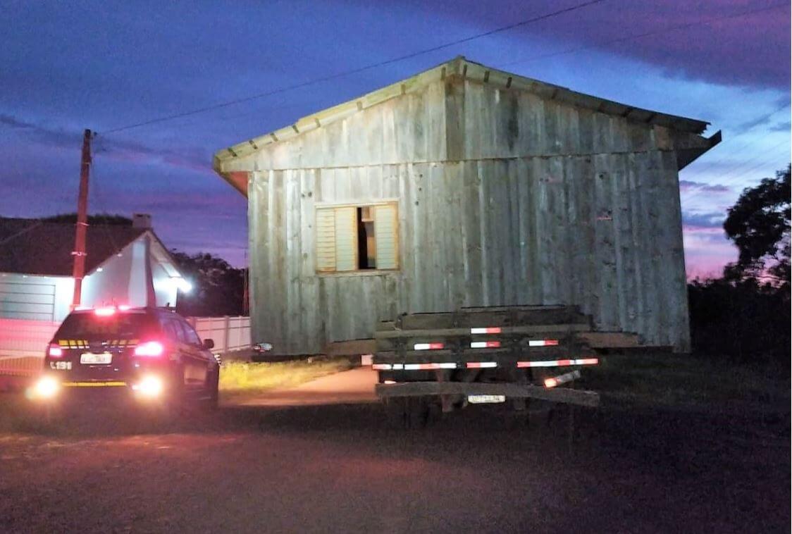 casa de 6 metros sendo transportada por um caminhão na br-282