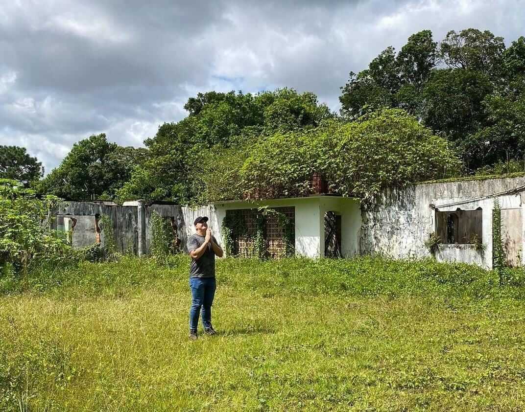 Amigos gravam vídeos e postam na internet