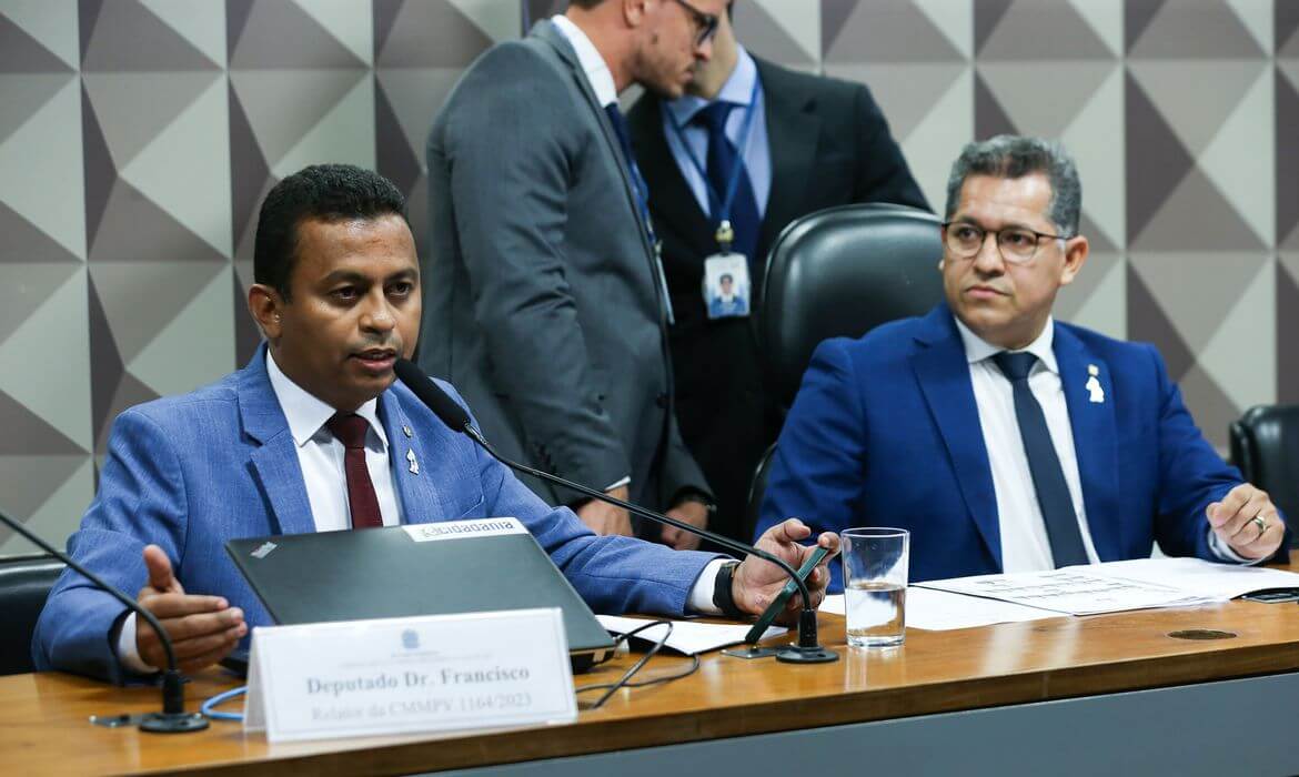 Deputados em reunião para aprovação de programa Bolsa Família