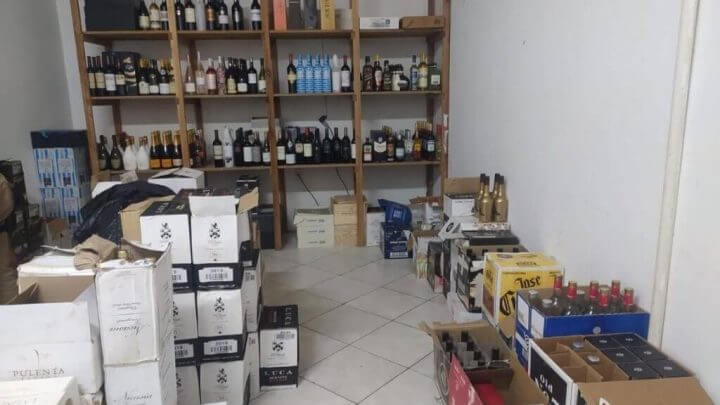 Bebidas foram encontradas dentro de um depósito (Foto: Polícia Militar/Divulgação)