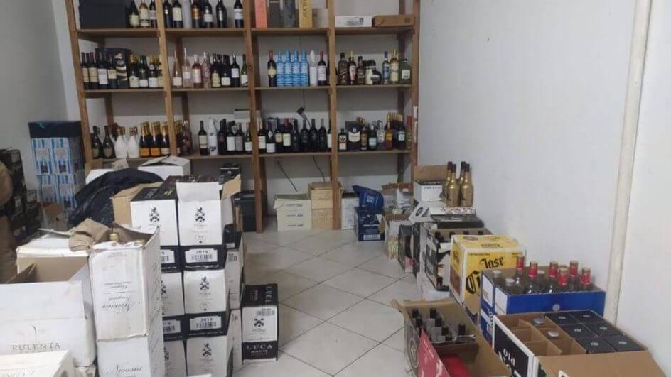 Bebidas foram encontradas dentro de um depósito (Foto: Polícia Militar/Divulgação)
