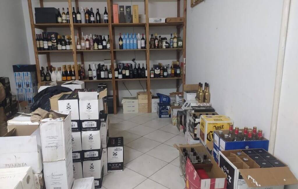 Bebidas foram encontradas dentro de um depósito (Foto: Polícia Militar/Divulgação)