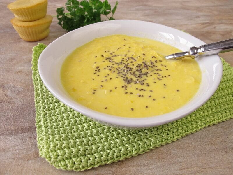 Prato branco com creme de milho e sementes de chia