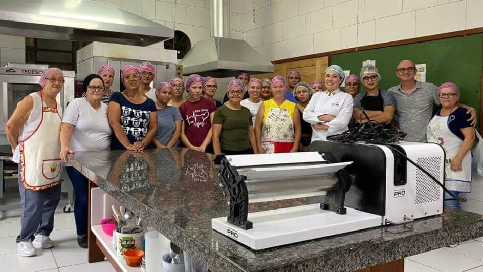Estudantes do curso de padaria na paróquia São Miguel Arcanjo