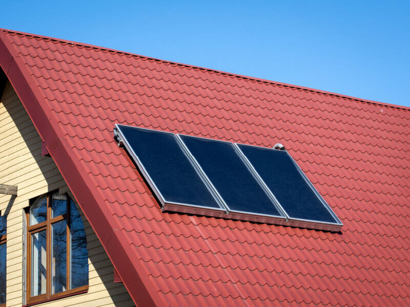 Telhado residencial com aquecedor solar