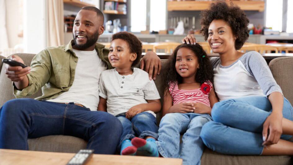 Família reunida assistindo a filme