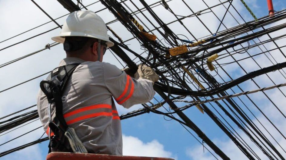 Celesc remove 2,4 toneladas de cabos de telefonia abandonados em postes de Jaraguá do Sul