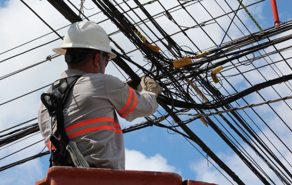 Celesc remove 2,4 toneladas de cabos de telefonia abandonados em postes de Jaraguá do Sul