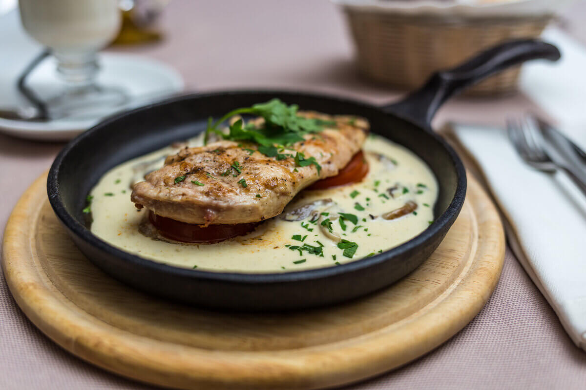 Panela preta com filé de frango com molho de salsa