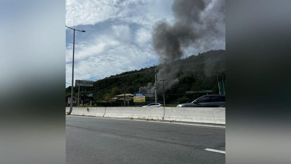 Incêndio ocorreu na manhã desta domingo (21) (Foto: Reprodução)
