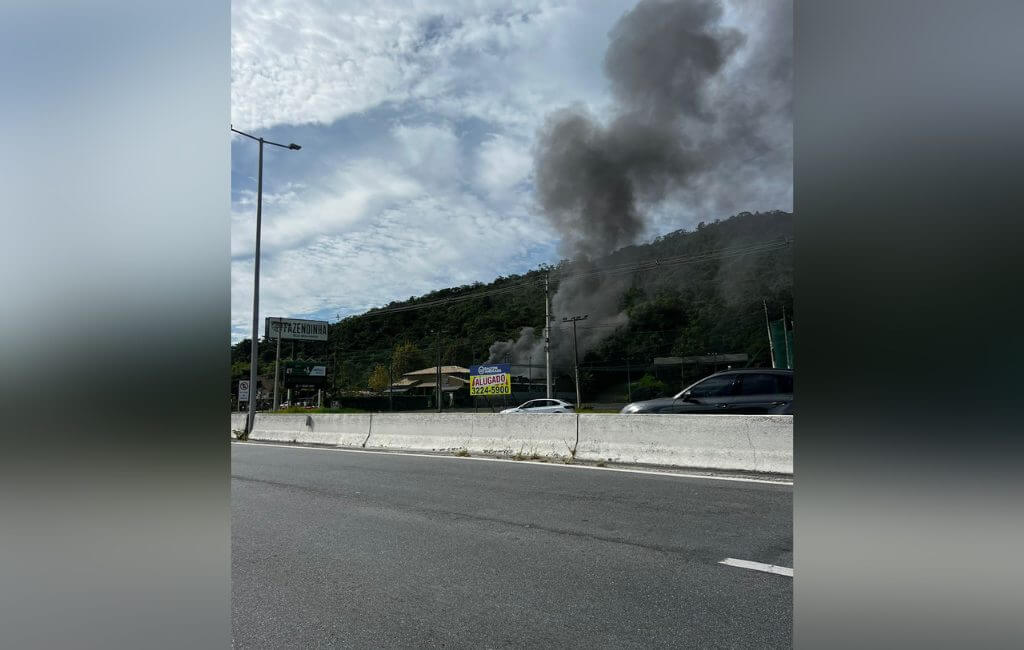 Incêndio ocorreu na manhã desta domingo (21) (Foto: Reprodução)