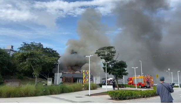 Incêndio ocorreu na manhã desta sexta-feira (5) (Foto: NSC TV/Divulgação)