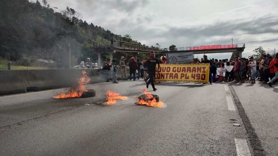 Manifestantes se reúnem na manhã desta terça-feira (30)
